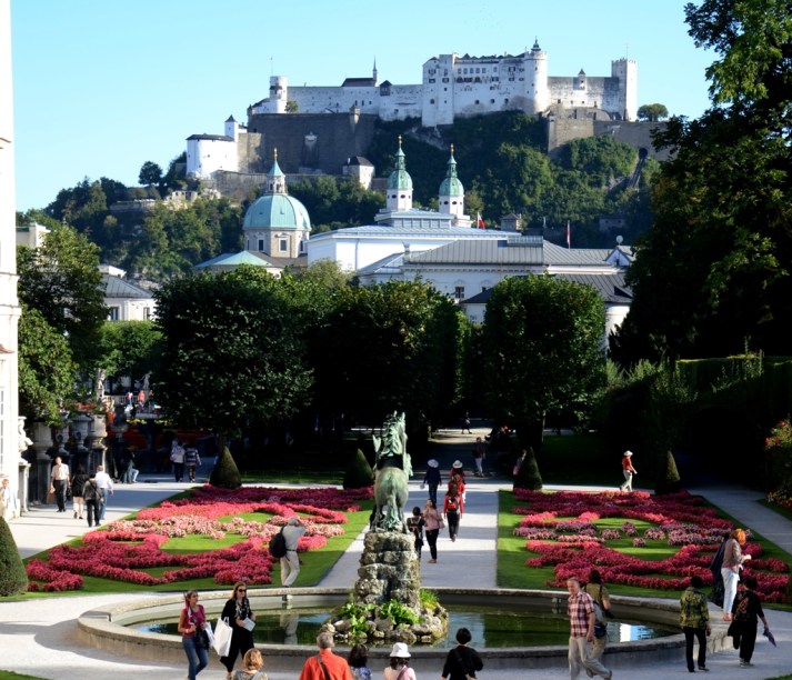 Construído no século 17, os jardins do Palácio Mirabel, tendo a cúpula e as torres da Catedral e a fortaleza de Salzurgo como pano de fundo, serviram de cenário para a legendária cena da canção <em>Do-Re-Mi </em>do filme <em>A Noviça Rebelde</em>, estrelada por Julie Andrews e Christopher Plummer