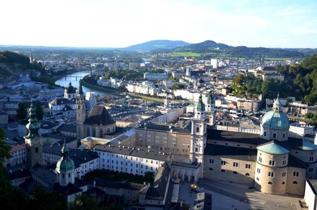 Salzburgo fica ao longo do rio Salzach e possui inúmeras igrejas barrocas e simpáticos edifícios. Muito do turismo da cidade é curiosamente relacionado ao legado artístico de Mozart (que não gostava de sua terra natal) e do filme <em>A Noviça Rebelde</em> (que foi um retumbante fracasso na Áustria) Salzburgo fica ao longo do rio Salzach e possui inúmeras igrejas barrocas e simpáticos edifícios. Muito do turismo da cidade é curiosamente relacionado ao legado artístico de Mozart (que não gostava de sua terra natal) e do filme <em>A Noviça Rebelde</em> (que foi um retumbante fracasso na Áustria)