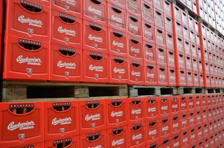 A visita à fábrica da <strong>Budweiser </strong>(que não tem nada a ver com a homônima americana) é um passeio bem bacana em <a href="https://viajeaqui.abril.com.br/cidades/republica-tcheca-ceske-budejovice-budweis">Ceske Budejovice</a>. Da captação da água ao engarrafamento, muito marmanjo não para de sorrir durante o animado tour, que termina em uma degustação. Aqui no Brasil esta marca é vendida sob o nome Czechvar