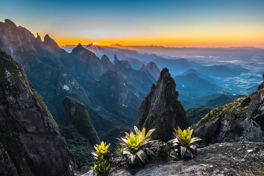 2. <a href="https://viajeaqui.abril.com.br/estabelecimentos/br-rj-petropolis-atracao-parque-nacional-da-serra-dos-orgaos" rel="Parque Nacional da Serra dos Órgãos" target="_blank">Parque Nacional da Serra dos Órgãos</a>    O Parque Nacional da Serra dos Órgãos, no Rio de Janeiro, reúne alguns dos conjuntos de montanhas mais impressionantes do país. Não à toa, também é o queridinho dos praticantes de escalada e rapel. Sua estrela é o Dedo de Deus, o primeiro pico a ser escalado oficialmente no Brasil. A imagem foi feita do mirante conhecido como Portais de Hércules. “Para acessá-lo, tive de fazer a <a href="https://viajeaqui.abril.com.br/estabelecimentos/br-rj-petropolis-atracao-travessia-petropolis-teresopolis" rel="travessia Petrópolis–Teresópolis" target="_blank">travessia Petrópolis–Teresópolis</a>, desviando um pouco da rota convencional”, diz o fotógrafo