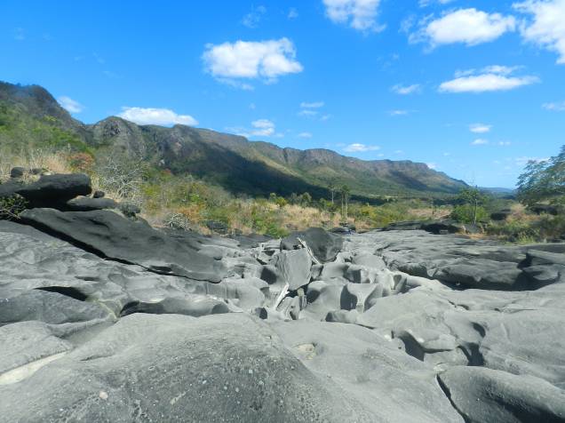 <a href="https://viajeaqui.abril.com.br/cidades/br-go-chapada-dos-veadeiros" target="_blank" rel="noopener"><strong>Chapada dos Veadeiros (GO) </strong></a> As atrações do <a href="https://viajeaqui.abril.com.br/estabelecimentos/br-go-sao-jorge-atracao-parque-nacional-da-chapada-dos-veadeiros" target="_blank" rel="noopener">Parque Nacional da Chapada dos Veadeiros</a> e seus arredores exigem algum preparo físico. O esforço vale a pena onde o contato com a fauna e a flora do cerrado é intenso e o céu estrelado é um dos mais bonitos do Brasil <a href="https://www.booking.com/city/br/alto-paraiso-de-goias.pt-br.html?aid=332455&label=viagemabril-voltapelobrasil" target="_blank" rel="noopener"><em>Veja hotéis em Alto Paraíso de Goiás no booking.com</em></a> <a href="https://viajeaqui.abril.com.br/cidades/br-go-chapada-dos-veadeiros" target="_blank" rel="noopener"><strong>Chapada dos Veadeiros (GO) </strong></a> As atrações do <a href="https://viajeaqui.abril.com.br/estabelecimentos/br-go-sao-jorge-atracao-parque-nacional-da-chapada-dos-veadeiros" target="_blank" rel="noopener">Parque Nacional da Chapada dos Veadeiros</a> e seus arredores exigem algum preparo físico. O esforço vale a pena onde o contato com a fauna e a flora do cerrado é intenso e o céu estrelado é um dos mais bonitos do Brasil <a href="https://www.booking.com/city/br/alto-paraiso-de-goias.pt-br.html?aid=332455&label=viagemabril-voltapelobrasil" target="_blank" rel="noopener"><em>Veja hotéis em Alto Paraíso de Goiás no booking.com</em></a>