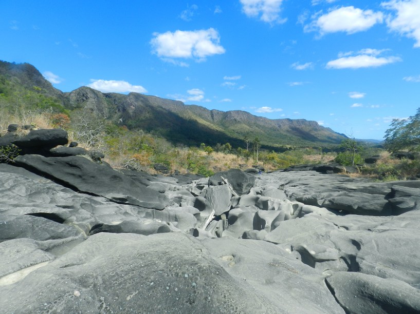 <a href="https://viajeaqui.abril.com.br/cidades/br-go-chapada-dos-veadeiros" target="_blank" rel="noopener"><strong>Chapada dos Veadeiros (GO) </strong></a> As atrações do <a href="https://viajeaqui.abril.com.br/estabelecimentos/br-go-sao-jorge-atracao-parque-nacional-da-chapada-dos-veadeiros" target="_blank" rel="noopener">Parque Nacional da Chapada dos Veadeiros</a> e seus arredores exigem algum preparo físico. O esforço vale a pena onde o contato com a fauna e a flora do cerrado é intenso e o céu estrelado é um dos mais bonitos do Brasil <a href="https://www.booking.com/city/br/alto-paraiso-de-goias.pt-br.html?aid=332455&label=viagemabril-voltapelobrasil" target="_blank" rel="noopener"><em>Veja hotéis em Alto Paraíso de Goiás no booking.com</em></a>