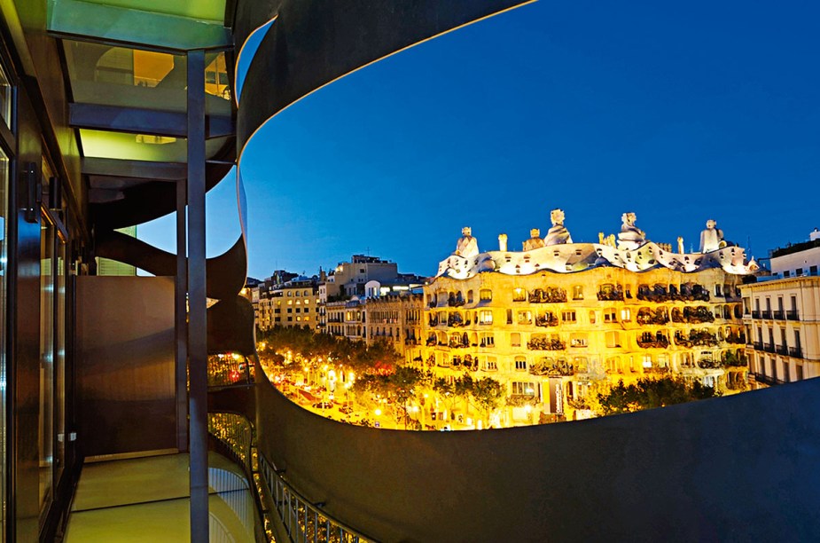 Quando o arquiteto japonês Toyo Ito foi convidado para reformar um prédio no Passeig de Gràcia, o endereço mais célebre de <a href="https://gutenberg.viagemeturismo.abril.com.br/cidades/barcelona-2/" target="_blank" rel="noopener">Barcelona</a>, ele decidiu prestar uma homenagem ao também arquiteto Antoni Gaudí. O <a href="https://www.booking.com/hotel/es/suites-avenue.pt-br.html?aid=332455&sid=d98f25c4d6d5f89238aebe98e11a09ba&dest_id=-372490&dest_type=city&group_adults=2&group_children=0&hapos=1&hpos=1&no_rooms=1&sr_order=popularity&srepoch=1569951917&srpvid=38927cd6bf2b0060&ucfs=1&from=searchresults;highlight_room=#hotelTmpl" target="_blank" rel="noopener"><strong>Suites Avenue</strong></a> ganhou uma fachada ondulada feita de lâminas de aço que dialogam com a não menos ondulada Pedrera, um dos projetos mais famosos do catalão, que se avista, majestoso, da varanda de alguns apartamentos.