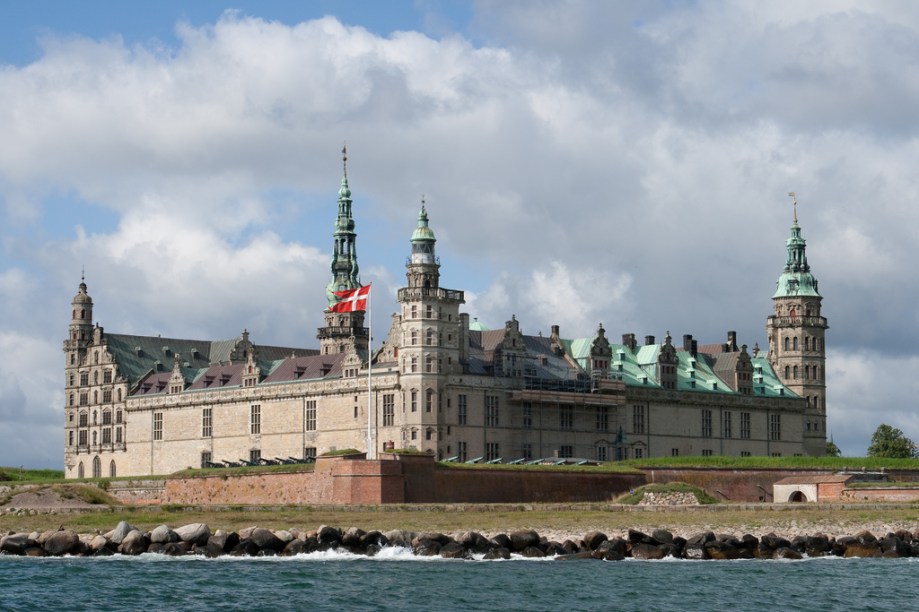 O <strong>Castelo Kronborg</strong>, em <strong>Helsingor </strong>– a Elsinor de Hamlet, peça de William Shakespeare –, guarda o o estreito de Oresund, do lado da Dinamarca. Na margem oposta, na Suécia, está a cidade de <strong>Helsingborg</strong>