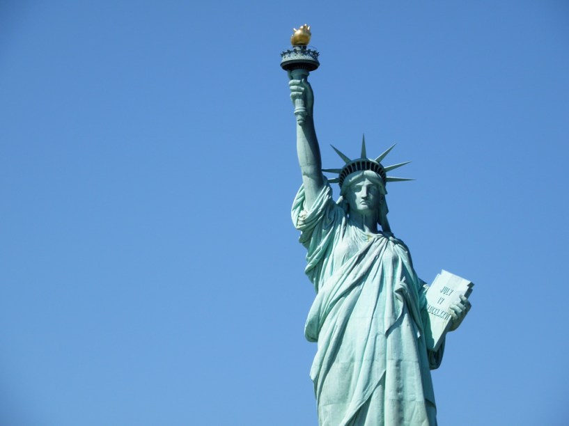 A Estátua da Liberdade, um dos pontos mais visitados de Nova York, está fechado para reformas e deve ser reaberto em outubro de 2012. O objetivo é melhorar a segurança dos visitantes, com novos elevadores e a manutenção da escada espiral