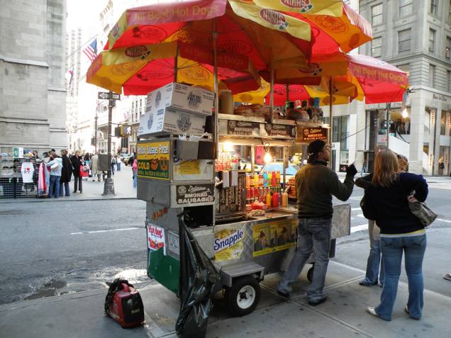 Típico carrinho de hot-dog, em <a href="https://viajeaqui.abril.com.br/cidades/estados-unidos-nova-york" rel="Nova York" target="_blank">Nova York</a> Típico carrinho de hot-dog, em <a href="https://viajeaqui.abril.com.br/cidades/estados-unidos-nova-york" rel="Nova York" target="_blank">Nova York</a>