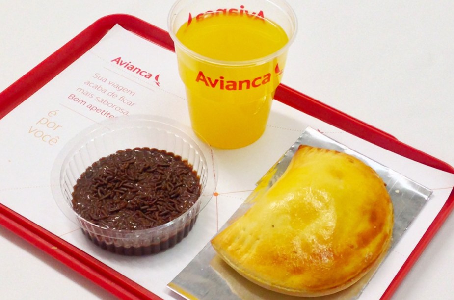 Os lanches salgados servidos na ponte áerea Rio-São Paulo são inspirados nos países que passaram para as oitavas de final na Copa do Mundo. Já os doces variam entre tortas de chocolate a (bem brasileiros) quindins. Na foto, a empanada argentina