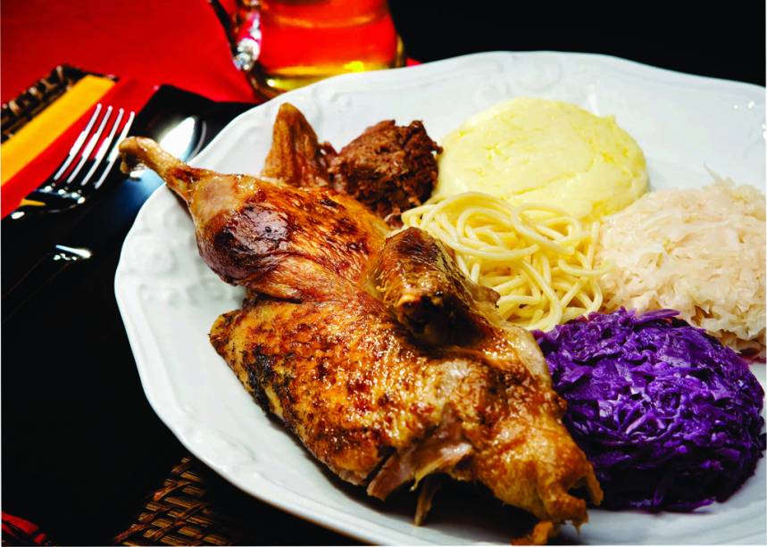 Marreco recheado (R$ 31) com repolho roxo (Ente mit rotkoht), acompanhado de purê de batatas, macarrão e chucrute, carro-chefe da Festa Nacional do Marreco - Fenarreco, em Brusque, Santa Catarina