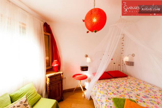 <a href="https://www.airbnb.com.br/rooms/1323471" rel="14. Granada, Espanha" target="_blank"><strong>14. Granada, Espanha</strong></a>Se você gostou da ideia de hospedar-se em uma caverna na Espanha, o site também oferece esta opção, com espaço para 10 pessoas. <a href="https://www.airbnb.com.br/rooms/1323471" rel="14. Granada, Espanha" target="_blank"><strong>14. Granada, Espanha</strong></a>Se você gostou da ideia de hospedar-se em uma caverna na Espanha, o site também oferece esta opção, com espaço para 10 pessoas.