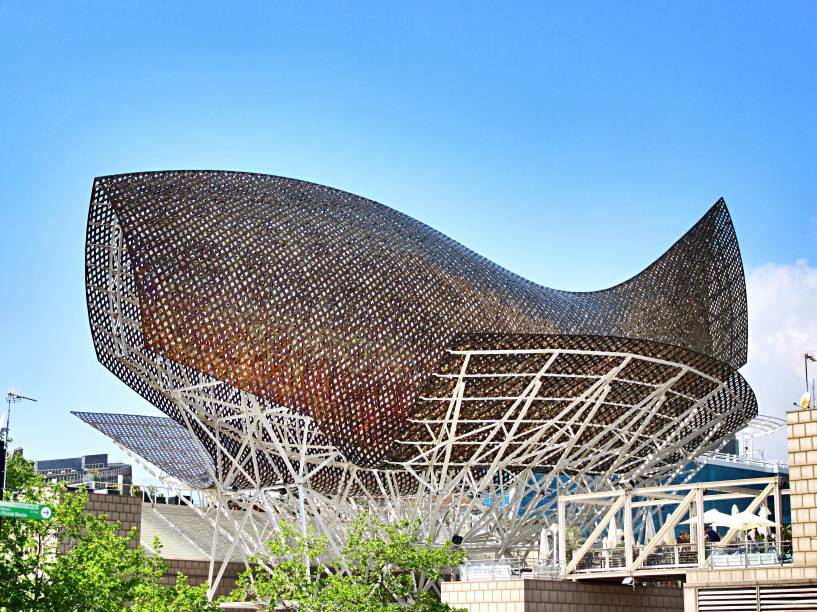 <strong>22. <a href="https://viajeaqui.abril.com.br/cidades/espanha-barcelona" target="_blank" rel="noopener">Barcelona</a>, <a href="https://viajeaqui.abril.com.br/paises/espanha" target="_blank" rel="noopener">Espanha</a>, 1992</strong> Barcelona é famosa por sua veia artística e conhecida por seus vários arquitetos. Não poderia ser diferente na Vila Olímpica, onde a escultura de um peixe (foto) foi construída e projetada pelo arquiteto Frank Gehry. Barcelona é um dos exemplos mais bem-sucedidos do que uma Olimpíada pode deixar para uma cidade. Até hoje o parque olímpico recebe turistas e a cidade viu solucionada questões viárias que atravancavam a cidade.