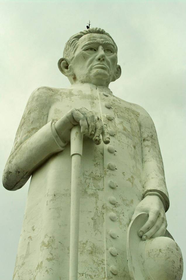 <strong>3. Estátua de Padre Cícero, <a href="https://viajeaqui.abril.com.br/cidades/br-ce-juazeiro-do-norte" rel="Juazeiro do Norte" target="_self">Juazeiro do Norte</a>, <a href="https://viajeaqui.abril.com.br/estados/br-ceara" rel="Ceará" target="_self">Ceará</a></strong>Padre Cícero ficou popularmente conhecido como Padim Ciço no Nordeste, sendo considerado uma das personalidades religiosas mais populares e queridas da região, sobretudo por causa dos seus trabalhos sociais entre os cearenses. A estátua do padre, no entanto, não faz jus ao carisma que o tornou tão bem quisto pela população nordestina, mais parecendo uma carranca do que a imagem de uma pessoa generosa, tida como santo por muitos. Isso, é claro, não parece fazer nenhuma diferença entre os devotos, que visitam aos montes e espremem-se para tirar fotos do monumento <strong>3. Estátua de Padre Cícero, <a href="https://viajeaqui.abril.com.br/cidades/br-ce-juazeiro-do-norte" rel="Juazeiro do Norte" target="_self">Juazeiro do Norte</a>, <a href="https://viajeaqui.abril.com.br/estados/br-ceara" rel="Ceará" target="_self">Ceará</a></strong>Padre Cícero ficou popularmente conhecido como Padim Ciço no Nordeste, sendo considerado uma das personalidades religiosas mais populares e queridas da região, sobretudo por causa dos seus trabalhos sociais entre os cearenses. A estátua do padre, no entanto, não faz jus ao carisma que o tornou tão bem quisto pela população nordestina, mais parecendo uma carranca do que a imagem de uma pessoa generosa, tida como santo por muitos. Isso, é claro, não parece fazer nenhuma diferença entre os devotos, que visitam aos montes e espremem-se para tirar fotos do monumento