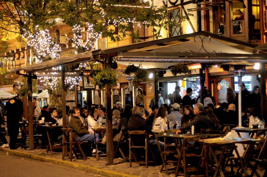 <strong><a href="/cidades/br-sp-campos-do-jordao" target="_blank">Campos do Jordão</a> (4 dias):</strong> no frio, o badalado destino de inverno paulista transforma a <a href="https://gutenberg.viagemeturismo.abril.com.br/atracao/capivari/">Vila Capivari</a> no fervilhante coração da Serra da Mantiqueira. Campos tem pousadas e hotéis aconchegantes, a maior concentração de restaurantes estrelados fora da capital (empatada com Ribeirão Preto) e uma série de chocolaterias, lojas, malharias, bares, cafés e casas noturnas. Em julho, sedia o maior festival de música erudita da América Latina.