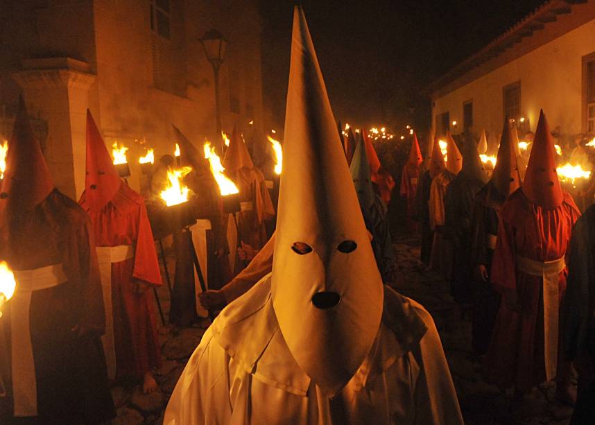 A Procissão do Fogaréu é realizada à meia-noite da Quinta-feira Santa na cidade de Goiás (GO); é preciso estar na cidade, que fica a cerca de 200km de Goiânia na quarta-feira à noite para assisti-la
