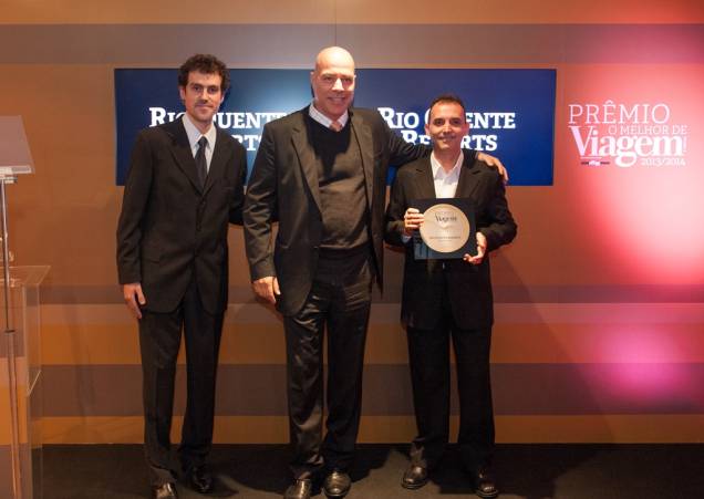 Manoel Carlos Cardoso (centro), do Rio Quente Resorts, ganhou o Prêmio O Melhor de VT 2013/14 de Eduardo Merli (esquerda), editor de hotelaria do GUIA QUATRO RODAS Manoel Carlos Cardoso (centro), do Rio Quente Resorts, ganhou o Prêmio O Melhor de VT 2013/14 de Eduardo Merli (esquerda), editor de hotelaria do GUIA QUATRO RODAS