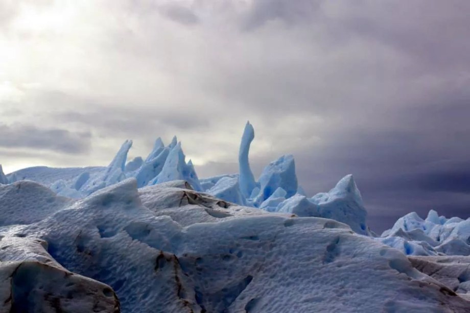 Na fronteira entre o <a href="https://viajeaqui.abril.com.br/paises/chile" rel="Chile" target="_blank">Chile</a> e a <a href="https://viajeaqui.abril.com.br/paises/argentina" rel="Argentina" target="_blank">Argentina</a>, ocupando majoritariamente o território dos hermanos, a <a href="https://viajeaqui.abril.com.br/cidades/ar-patagonia" rel="Patagônia" target="_blank">Patagônia</a> fica ao sul da Cordilheira dos Andes e caracteriza-se pelo clima frio, com temperaturas que variam de 10ºC no verão e podem chegar até -10ºC no inverno