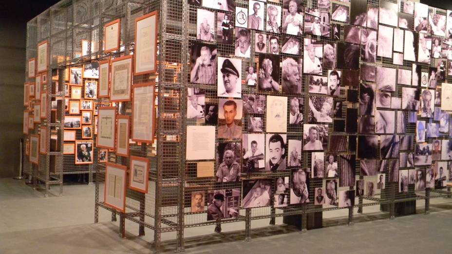 Um dos paineis reúne fotos das influências e da carreira de Jorge Amado na exposição Jorge Amado e Universal, no Museu da Língua Portuguesa