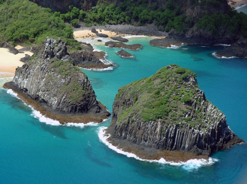 O arquipélago de <a href="https://gutenberg.viagemeturismo.abril.com.br/cidades/fernando-de-noronha-7/">Fernando de Noronha</a> possui praias de deixar qualquer um embasbacado. Entre elas, as famosas e obrigatórias Baía do Sancho, Baía dos Porcos (foto) e Praia do Leão