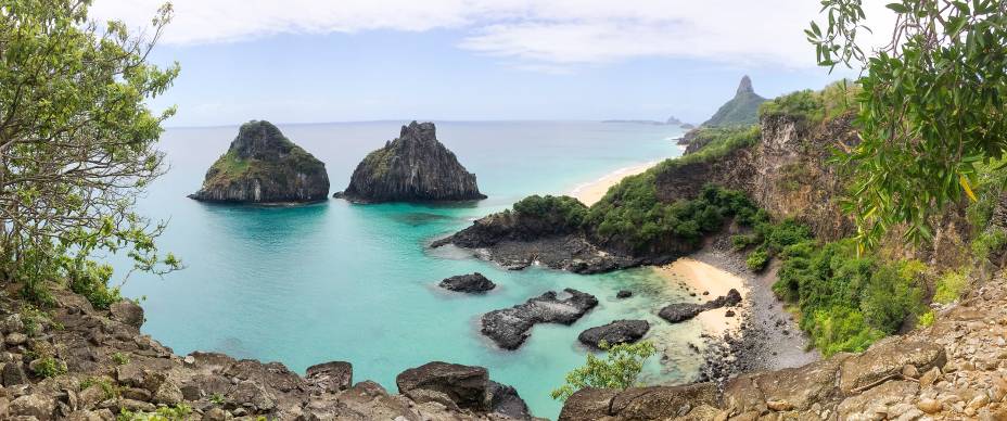 <a href="https://viajeaqui.abril.com.br/cidades/br-pe-fernando-de-noronha" rel="Fernando de Noronha" target="_blank"><strong>Fernando de Noronha</strong></a>É o ponto de mergulho mais famoso do <a href="https://viajeaqui.abril.com.br/paises/brasil" rel="Brasil" target="_blank">Brasil</a>, com águas cristalinas e visibilidade de cerca de 40 metros. Na ilha pernambucana, o visitante pode ter contato com tartarugas marinhas, golfinhos, arraias, moreias e até tubarões, além de peixes coloridos de várias espécies. A ilha é uma área de preservação ambiental e eleita Patrimônio Mundial da Unesco, em 2001. Nas águas que banham a ilha é possível fazer snorkelling e mergulho com cilindros. Entre os pontos de mergulho, estão Cagarras, Ilha do Meio, Caverna da Sapata, Laje dos Cabos, Pedras Secas e Buraco do Inferno. A temperatura média da água é de 24°C e o melhor período para praticar mergulho em <a href="https://viajeaqui.abril.com.br/cidades/br-pe-fernando-de-noronha" rel="Fernando de Noronha" target="_blank">Fernando de Noronha</a> é entre os meses de agosto e dezembro.