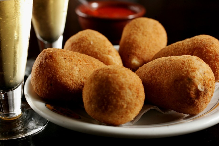 As porções despudoradamente deliciosas de coxinhas dos bares Frangó e Veloso são uma divina evolução das simples coxas de frango envoltas em creme de batata