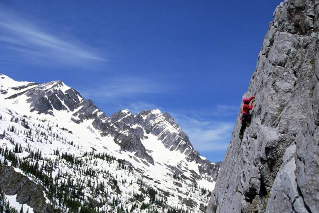 <strong>Fernie, Colúmbia Britânica, Canadá</strong><br /> É ideal para esquiadores aventureiros, ávidos por descidas íngremes e profundas. Apesar de ter um dos terrenos mais espetaculares e a melhor neve do Canadá, o vilarejo de 4.217 pessoas ainda não é dos destinos de esqui mais badalados. Mas isso é bom: não fica cheio de pessoas e pistas frescas ainda podem ser encontradas nas tardes seguintes de dias nevados. Para muitos esquiadores, a neve é mais consistente do que em Whistler e a temperatura é mais elevada que em Banff. Em Fernie, restaurantes são ecléticos e despretensiosos, e a velha estação de trem foi convertida em um centro de arte <strong>Fernie, Colúmbia Britânica, Canadá</strong><br /> É ideal para esquiadores aventureiros, ávidos por descidas íngremes e profundas. Apesar de ter um dos terrenos mais espetaculares e a melhor neve do Canadá, o vilarejo de 4.217 pessoas ainda não é dos destinos de esqui mais badalados. Mas isso é bom: não fica cheio de pessoas e pistas frescas ainda podem ser encontradas nas tardes seguintes de dias nevados. Para muitos esquiadores, a neve é mais consistente do que em Whistler e a temperatura é mais elevada que em Banff. Em Fernie, restaurantes são ecléticos e despretensiosos, e a velha estação de trem foi convertida em um centro de arte