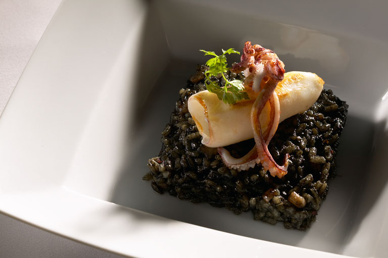 Arroz negro com lulas, do restaurante Fishbar, em São Paulo