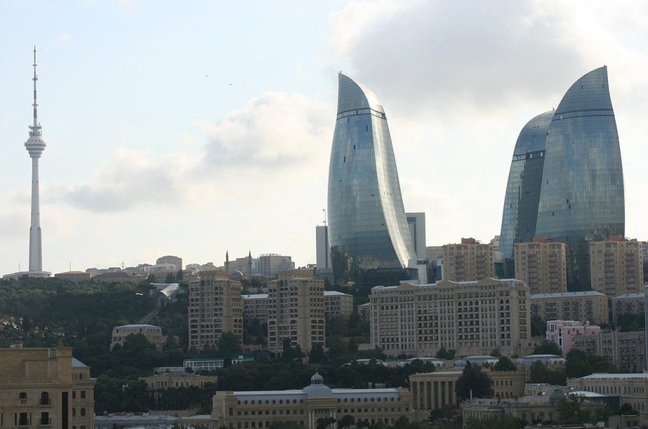 <strong>Flame Towers</strong>        "O gás natural que escapa das frestas montanhosas em forma de fogo é o símbolo da nação que foi eternizado, desde 2012, na arquitetura das Flame Towers. À noite, as três torres em formato de chama transformam-se em gigantescos displays de LED que iluminam a cidade