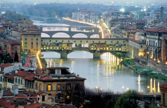 <strong>Anoitecer sobre o Arno </strong>Não há nada que ainda não tenha sido dito sobre a beleza de Florença. Muitas vezes, diante de obras-primas da criação humana, o espetáculo da natureza acaba ficando em segundo plano, mas em Florença ele compete de igual para igual com o rico patrimônio artístico Um passeio pelas margens do Arno ao cair da tarde - especialmente nos belos dias de primavera, quando o céu adquire uma luminosidade especial e as luzes pouco a pouco se acendem iluminando Ponte Vecchio - compõe uma imagem mágica que dificilmente será esquecida. <strong>Anoitecer sobre o Arno </strong>Não há nada que ainda não tenha sido dito sobre a beleza de Florença. Muitas vezes, diante de obras-primas da criação humana, o espetáculo da natureza acaba ficando em segundo plano, mas em Florença ele compete de igual para igual com o rico patrimônio artístico Um passeio pelas margens do Arno ao cair da tarde - especialmente nos belos dias de primavera, quando o céu adquire uma luminosidade especial e as luzes pouco a pouco se acendem iluminando Ponte Vecchio - compõe uma imagem mágica que dificilmente será esquecida.