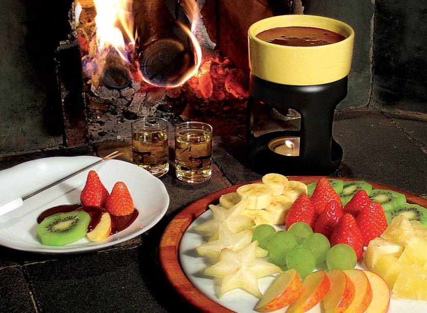 <a href="https://viajeaqui.abril.com.br/estabelecimentos/br-sp-sao-paulo-restaurante-florina" rel="Florina, São Paulo (SP)"><strong>Florina, São Paulo (SP)</strong></a><br />    Os queijos gruyère, emmental e schabziger dão sabor acentuado à receita herbes de Glaris, um dos destaques do romântico restaurante, com luz baixa e jardim de inverno. O cardápio da família Häfeli inclui fondues suíças, como o emincé de veau, um picadinho de vitela com cogumelos e batata rosti, além da tradicional de chocolate com frutas frescas (foto). <em>R. Cristóvão Pereira, 1220 (Campo Belo), (11) 5041-5740</em>