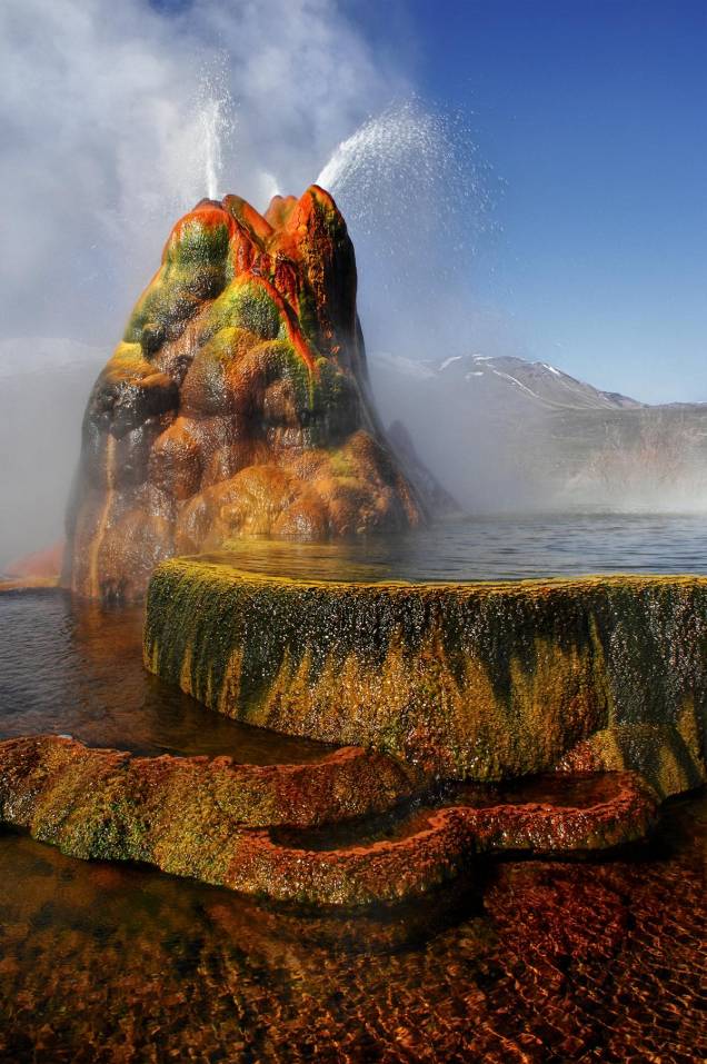 <strong>Fly Geyser, <a href="https://viajeaqui.abril.com.br/paises/estados-unidos" rel="Estados Unidos" target="_blank">Estados Unidos</a></strong>Pode não parecer, mas esse minivulcão que jorra água quente a até cinco metros de altura não é um produto da natureza, mas um feito humano, oriundo de um acidente. Ele acabou sendo formado 1916, por causa de uma perfuração de poços que ocorria na área. Mas foi só em 1960 que a formação começou a espirrar o líquido cheio de minerais em sua composição, os quais acabam dando essa coloração superdiferente à rocha <strong>Fly Geyser, <a href="https://viajeaqui.abril.com.br/paises/estados-unidos" rel="Estados Unidos" target="_blank">Estados Unidos</a></strong>Pode não parecer, mas esse minivulcão que jorra água quente a até cinco metros de altura não é um produto da natureza, mas um feito humano, oriundo de um acidente. Ele acabou sendo formado 1916, por causa de uma perfuração de poços que ocorria na área. Mas foi só em 1960 que a formação começou a espirrar o líquido cheio de minerais em sua composição, os quais acabam dando essa coloração superdiferente à rocha