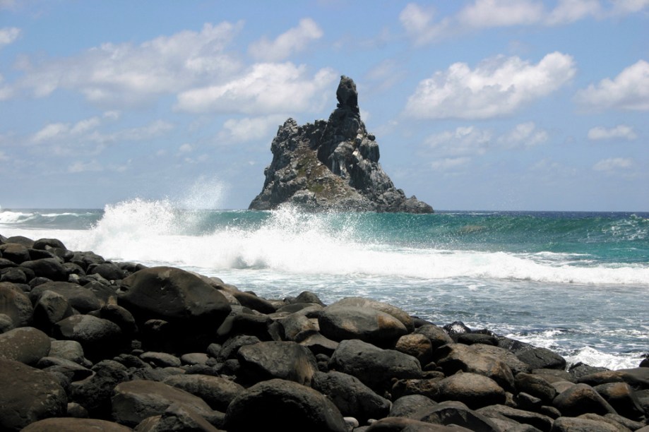 <strong>Ilha do Frade</strong> vista a partir da Praia do Atalaia, um dos principais berçários marinhos de Noronha. O Instituto Chico Mendes controla o acesso de turistas à praia, que é feito somente em maré baixa