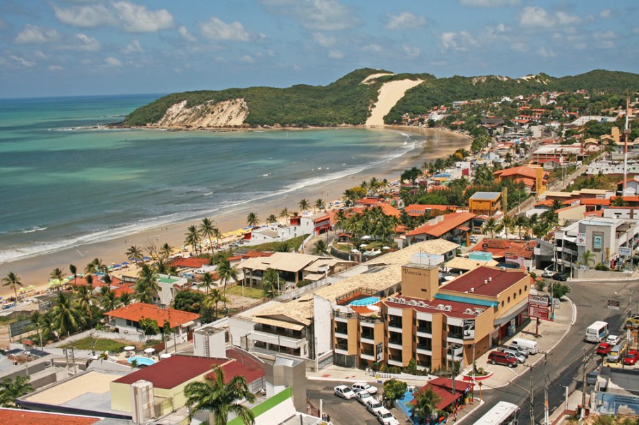 Praia de Ponta Negra e Morro do Careca ao fundo