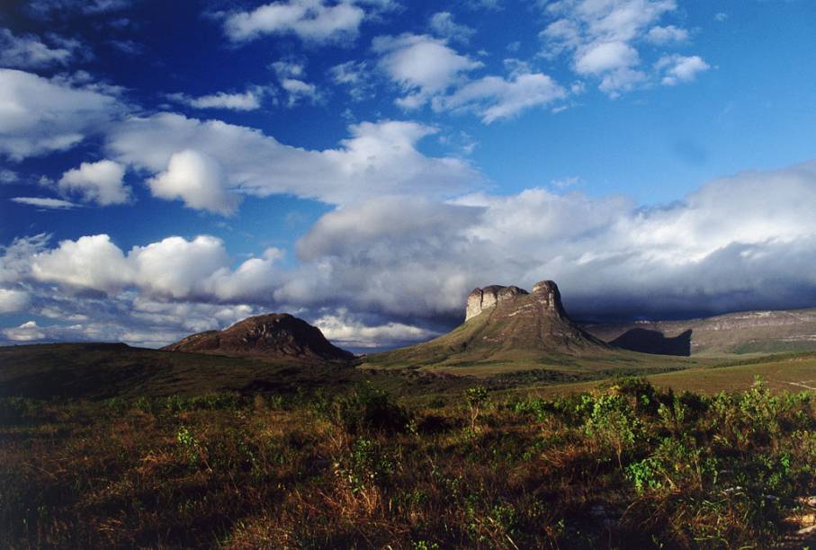 <strong><a href="https://www.icmbio.gov.br/portal/visitacao1/unidades-abertas-a-visitacao/9396-parque-nacional-da-chapada-da-diamantina" target="_blank" rel="noopener">Parque Nacional da Chapada Diamantina</a>, Bahia, Brasil</strong> É o principal destino de ecoturismo do país. Por aqui, há uma quantidade impressionante de montanhas, chapadões, rios, cachoeiras e grutas. Vale explorar os cânions da região ou fazer trilhas pelo Vale do Paty <em><a href="https://www.booking.com/searchresults.pt-br.html?aid=332455&sid=b6bf542626b1a2c7a9951e44506f270a&sb=1&src=searchresults&src_elem=sb&error_url=https%3A%2F%2Fwww.booking.com%2Fsearchresults.pt-br.html%3Faid%3D332455%3Bsid%3Db6bf542626b1a2c7a9951e44506f270a%3Btmpl%3Dsearchresults%3Bac_click_type%3Db%3Bac_position%3D0%3Bclass_interval%3D1%3Bdest_id%3D6545%3Bdest_type%3Dregion%3Bdtdisc%3D0%3Bfrom_sf%3D1%3Bgroup_adults%3D2%3Bgroup_children%3D0%3Binac%3D0%3Bindex_postcard%3D0%3Blabel_click%3Dundef%3Bno_rooms%3D1%3Boffset%3D0%3Bpostcard%3D0%3Braw_dest_type%3Dregion%3Broom1%3DA%252CA%3Bsb_price_type%3Dtotal%3Bsearch_selected%3D1%3Bshw_aparth%3D1%3Bslp_r_match%3D0%3Bsrc%3Dsearchresults%3Bsrc_elem%3Dsb%3Bsrpvid%3D644a828e1be800e6%3Bss%3DArches%2520National%2520Park%252C%2520USA%3Bss_all%3D0%3Bss_raw%3Darches%2520national%2520park%3Bssb%3Dempty%3Bsshis%3D0%3Bssne%3DUluru%252C%2520Uluru-Kata%2520Tjuta%2520National%2520Park%252C%2520Petermann%2520NT%252C%2520Australia%3Bssne_untouched%3DUluru%252C%2520Uluru-Kata%2520Tjuta%2520National%2520Park%252C%2520Petermann%2520NT%252C%2520Australia%3Btop_ufis%3D1%26%3B&ss=Parque+Nacional+da+Chapada+Diamantina%2C+Brasil&is_ski_area=&ssne=Parque+Nacional+Arches&ssne_untouched=Parque+Nacional+Arches&checkin_monthday=&checkin_month=&checkin_year=&checkout_monthday=&checkout_month=&checkout_year=&group_adults=2&group_children=0&no_rooms=1&from_sf=1&ss_raw=Parque+Nacional+da+Chapada+Diamantina&ac_position=0&ac_langcode=xb&ac_click_type=b&dest_id=14358&dest_type=region&place_id_lat=-12.589705&place_id_lon=-41.384562&search_pageview_id=644a828e1be800e6&search_selected=true&region_type=free_region&search_pageview_id=644a828e1be800e6&ac_suggestion_list_length=5&ac_suggestion_theme_list_length=0" target="_blank" rel="noopener">Veja preços de hotéis na região da Chapada Diamantina no Booking.com</a></em>