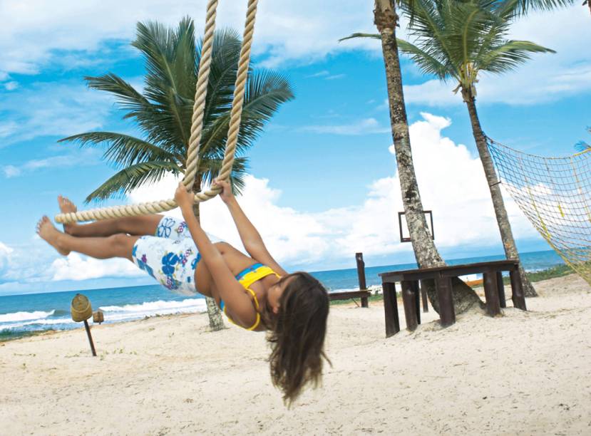 <strong><a href="https://viajeaqui.abril.com.br/cidades/br-ba-ilha-de-comandatuba" rel="COMANDATUBA" target="_blank">COMANDATUBA</a> CLÁSSICA</strong>Cerca de 80 quilômetros ao sul de <a href="https://viajeaqui.abril.com.br/cidades/br-ba-ilheus" rel="Ilhéus" target="_blank">Ilhéus</a>, na <a href="https://viajeaqui.abril.com.br/estados/br-bahia" rel="Bahia" target="_blank">Bahia</a>, o <a href="https://viajeaqui.abril.com.br/estabelecimentos/br-ba-ilha-de-comandatuba-hospedagem-transamerica-ilha-de-comandatuba" rel="Transamérica" target="_blank">Transamérica</a> é sinônimo de Ilha de Comandatuba, da qual ocupa grande extensão – toda cercada de praias tranquilas e desertas. Neste pacote, são quatro noites em bangalô, com meia-pensão e traslados.<strong>QUANDO:</strong> em 21 de fevereiro<strong>QUEM LEVA:</strong> <a href="https://www.agaxturviagens.com.br/" rel="Agaxtur" target="_blank">Agaxtur</a><strong>QUANTO:</strong> R$ 2 752