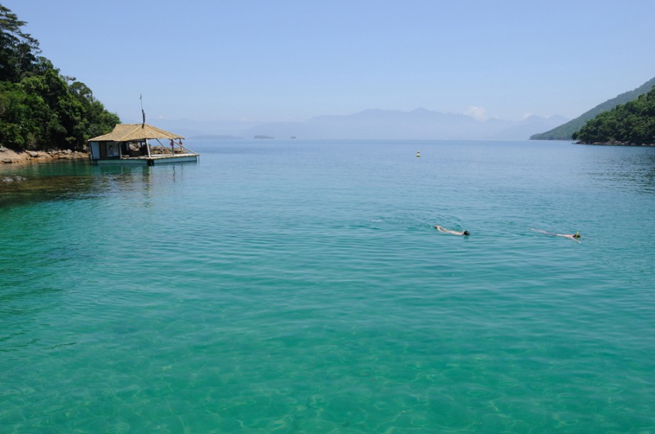 Paisagens fascinantes e praias paradisíacas se misturam com histórias e lendas em meio à Mata Atlântica. A baía de <a href="https://viajeaqui.abril.com.br/cidades/br-rj-ilha-grande" target="_self">Ilha Grande</a> , <a href="https://viajeaqui.abril.com.br/estados/br-rio-de-janeiro" target="_self">Rio de Janeiro</a>, foi palco de batalhas entre piratas e corsários. Os naufrágios servem de base para a formação de corais e atraem cardumes de peixes de todos os tamanhos e cores. Junte isso às águas cristalinas e você tem um dos melhores pontos de mergulho do Brasil. Para chegar às praias, você pode usar um barco ou encarar as trilhas na Mata Atlântica