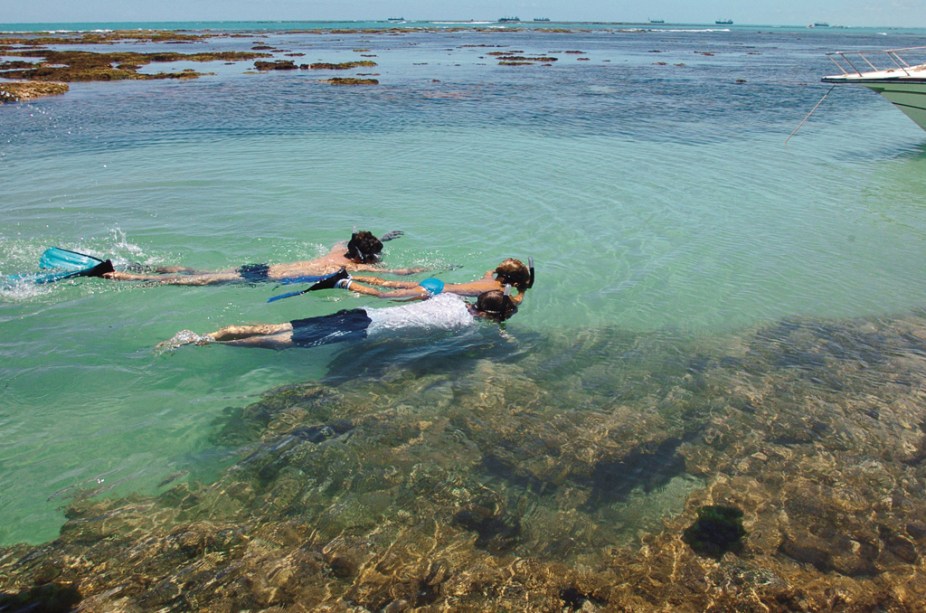 A principal atração da Praia de Pajuçara está a dois quilômetros da areia: as piscinas naturais, onde turistas chegam a bordo de jangadas