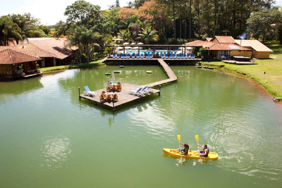 <strong>Santa Clara Eco Resort (Dourado, SP)</strong>Além de se divertir na área de lazer, com piscinas, arvorismo, rapel, tirolesa e cavalos, o <a href="https://viajeaqui.abril.com.br/estabelecimentos/br-sp-dourado-hospedagem-santa-clara-eco-resort" rel="Santa Clara Eco Resort ">Santa Clara Eco Resort </a>preparou atividades temáticas para entreter a garotada na Páscoa. Em um concurso, as crianças são convidadas a escolher os nomes dos coelhinhos de uma nova ninhada. Logo após, haverá a caça ao coelho com ovos de chocolate. Durante a noite, o Pub terá apresentações especiais e luau com roda de viola ao redor de uma fogueira.Os pacotes, de 17 a 21 de abril, tem diárias de a partir R$ 860 o casal, mais 10% de taxa de serviço. Crianças até 4 anos não pagam e acima dessa idade pagam 15% do valor total do pacote.