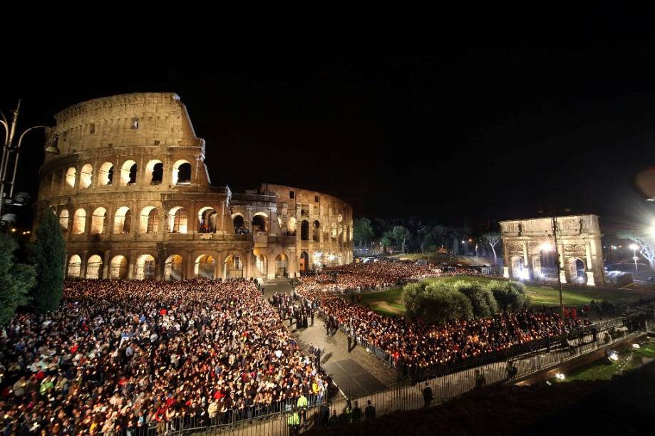 Se estiver em Roma na Semana Santa, não deixe de tentar conseguir assistir à via sacra comandada pelo santo padre em pessoa. A tradição de realizar a procissão no Coliseu de Roma foi retomada no século 20 e ganhou ares de show quando passou a ser televisionada, principalmente com o papa João Paulo II