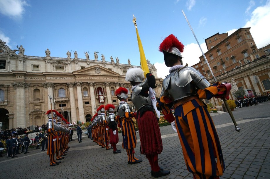 <strong>Roma, Itália</strong><br />... o <a href="https://viajeaqui.abril.com.br/estabelecimentos/italia-roma-atracao-vaticano" rel="Vaticano">Vaticano</a> e se sentará no trono de São Pedro, onde será conhecido como Francisco I, uma homenagem ao abastado rapaz de Assis, que largou tudo para viver em simplicidade e mudar boa parte do mundo