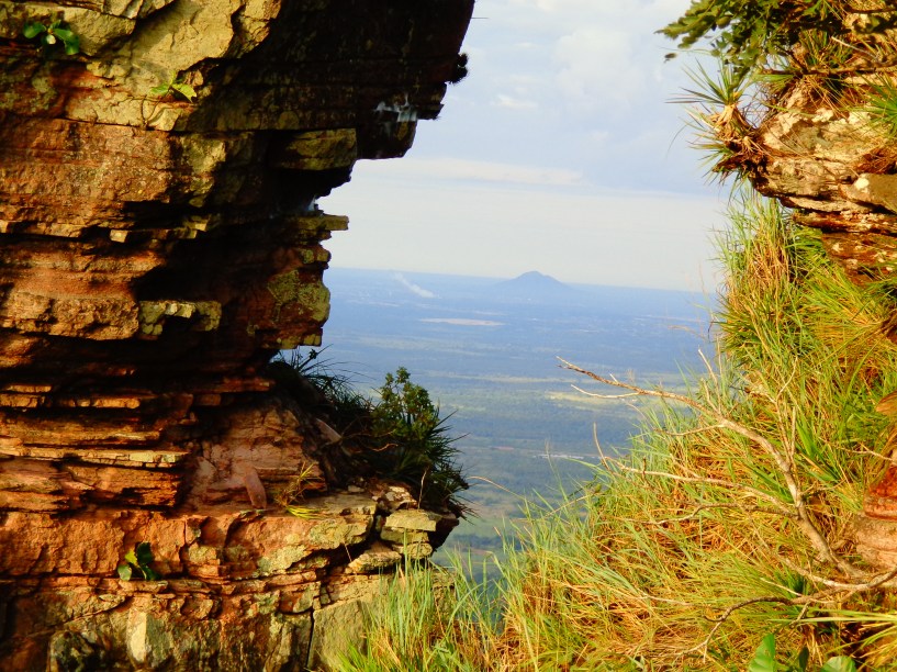 <a href="https://viajeaqui.abril.com.br/cidades/br-mt-chapada-dos-guimaraes" rel="Chapada dos Guimarães" target="_blank"><strong>Chapada dos Guimarães</strong></a>    Vista durante a caminhada para subir o Morro de São Jerônimo, Chapada dos Guimarães