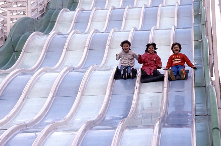 Tobogã no Playcenter, em São Paulo (1988): era só sentar no tapete e dar impulso