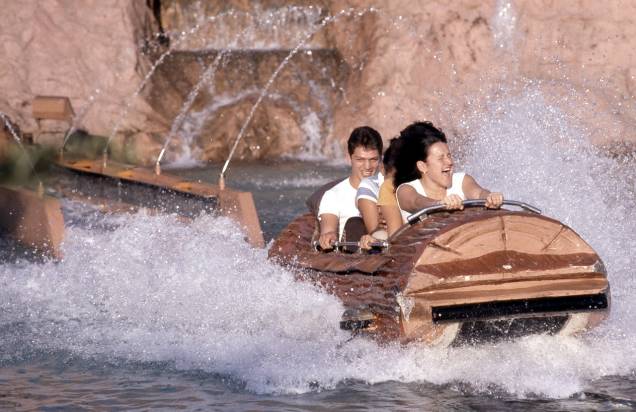Montanha Encantada, no Playcenter, São Paulo (1981): a atração terminava com uma descida e um banho Montanha Encantada, no Playcenter, São Paulo (1981): a atração terminava com uma descida e um banho