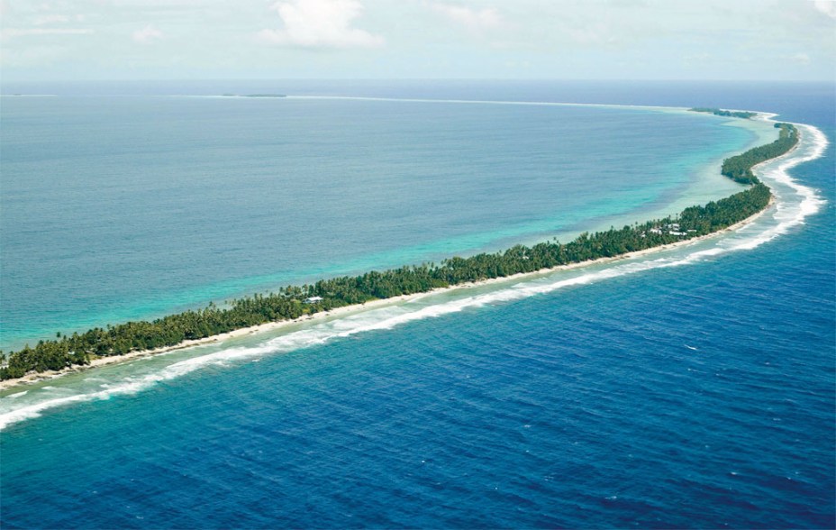 <strong>Tuvalu: </strong>Assim como as Maldivas, o pequeno conjunto de nove ilhas localizado no oceano pacífico, entre a Austrália e o Havaí, sofre as consequências do aquecimento global. Com área de 26 km², o minúsculo Estado corre o risco de submergir diante do aumento do nível do mar. Nos últimos anos, as inundações constantes já vêm atrapalhando a produção de cultivos locais e a obtenção de água potável.