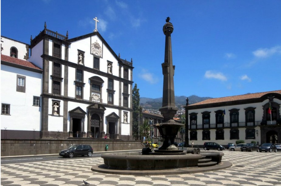 A Madeira está a mil quilômetros de distância de Lisboa, na mesma latitude do Marrocos. Por isso sua natureza de características subtropicais, com formas, cores, cheiros e sabores mais africanos - ou até brasileiros - que europeus