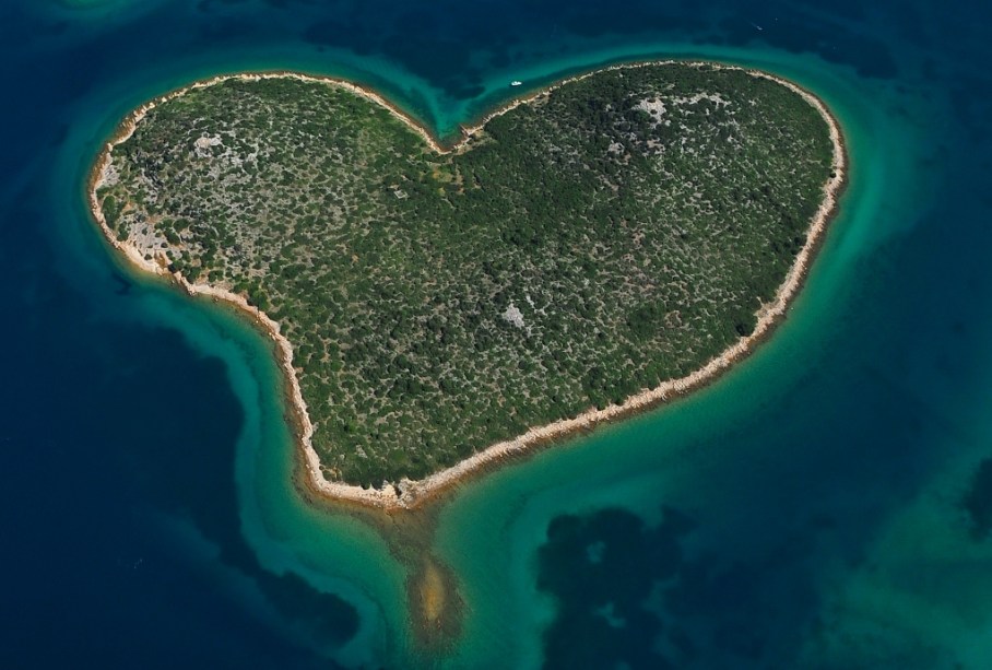 Galesnjak, no mar Adriático, que banha a costa da <a href="https://gutenberg.viagemeturismo.abril.com.br/paises/croacia-3/">Croácia</a>, é conhecida como a "ilha do amor". Por que será?