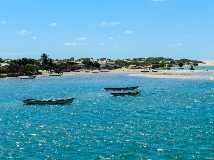 <strong>Galinhos (RN)  </strong> As praias tranquilas de águas mornas e transparentes da península de Galinhos são mais facilmente acessíveis de barco, partindo de Pratagil, que já torna o passeio mais romântico desde o começo. Chove muito raramente na região, o clima é bom e faz sol praticamente o ano inteiro! Com apenas duas praias (uma com ondas e outra mais calma), Galinhos é uma vila de pescadores com pouco mais de 3 mil habitantes. Apesar de pequena, possui estrutura de turismo suficiente para receber casais com conforto básico e fornecer equipamentos para passeios de caiaque e prática de windsurf. O melhor jeito de percorrer a península é de burro-taxi, charrete puxada por burros que leva visitantes sem poluir o meio ambiente. <a href="https://www.booking.com/searchresults.pt-br.html?aid=332455&lang=pt-br&sid=14fcbdfa23db223e04a3ec34ecada6b2&sb=1&src=searchresults&src_elem=sb&error_url=https%3A%2F%2Fwww.booking.com%2Fsearchresults.pt-br.html%3Faid%3D332455%3Bsid%3D14fcbdfa23db223e04a3ec34ecada6b2%3Bcity%3D-649321%3Bclass_interval%3D1%3Bdest_id%3D900051096%3Bdest_type%3Dcity%3Bdtdisc%3D0%3Bgroup_adults%3D2%3Bgroup_children%3D0%3Bhighlighted_hotels%3D1992782%3Binac%3D0%3Bindex_postcard%3D0%3Blabel_click%3Dundef%3Bno_rooms%3D1%3Boffset%3D0%3Bpostcard%3D0%3Braw_dest_type%3Dhotel%3Broom1%3DA%252CA%3Bsb_price_type%3Dtotal%3Bsearch_selected%3D1%3Bsrc%3Dsearchresults%3Bsrc_elem%3Dsb%3Bss%3DLe%2520R%25C3%25AAve%2520Pousada%252C%2520Guaramiranga%252C%2520Cear%25C3%25A1%252C%2520Brasil%3Bss_all%3D0%3Bss_raw%3DLe%2520R%25C3%25AAve%2520guaramiranga%3Bssb%3Dempty%3Bsshis%3D0%3Bssne_untouched%3DJericoacoara%26%3B&ss=Galinhos%2C+Rio+Grande+do+Norte%2C+Brasil&ssne=Guaramiranga&ssne_untouched=Guaramiranga&city=900051096&checkin_monthday=&checkin_month=&checkin_year=&checkout_monthday=&checkout_month=&checkout_year=&no_rooms=1&group_adults=2&group_children=0&highlighted_hotels=&from_sf=1&ss_raw=Galinhos&ac_position=0&ac_langcode=xb&dest_id=-644296&dest_type=city&search_pageview_id=77b495af7ed40195&search_selected=true&search_pageview_id=77b495af7ed40195&ac_suggestion_list_length=5&ac_suggestion_theme_list_length=0&track_hp_back_button=1#hotel_337727-back" target="_blank" rel="noopener"><em>Busque hospedagens em Galinhos</em></a>