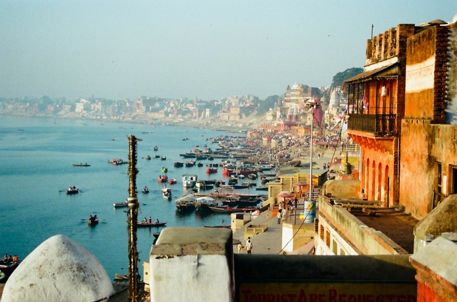 <strong>4. <a href="https://viajeaqui.abril.com.br/cidades/india-varanasi" rel="Varanasi">Varanasi</a></strong>                Localizada às margens do Rio Ganges, a cidade de <a href="https://viajeaqui.abril.com.br/cidades/india-varanasi" rel="Varanasi" target="_self">Varanasi</a> é a mais sagrada da Índia. Todos os dias, famílias vão se despedir de seus mortos jogando as cinzas no rio. Consagrada à deusa hindu Shiva, a cidade representa a destruíção do que existe e a possibilidade de um novo começo