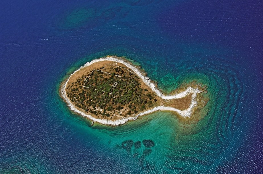 Outra ilha da <a href="https://gutenberg.viagemeturismo.abril.com.br/paises/croacia-3/">Croácia</a>, no arquipélago de Brijuni, com formato bem interessante