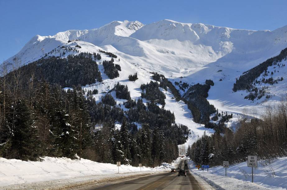 <strong>Girdwood, Alasca, Estados Unidos</strong><br />          Situada 64 km ao sul de Anchorage (e de seu aeroporto internacional), o humilde povoado de 2.000 habitantes tem como atividades principais ski e snowboard. O Alyeska Resort é a maior área de ski no Alasca com seis teleféricos, duas esteiras e um bonde com capacidade para 60 pessoas que sobe a íngrime face norte da montanha, com vista para o oceano. Como é de se esperar do Alasca, o local nunca lota, e a melhor época para ir é em março, quando os dias tem cerca de 12 horas de luz solar