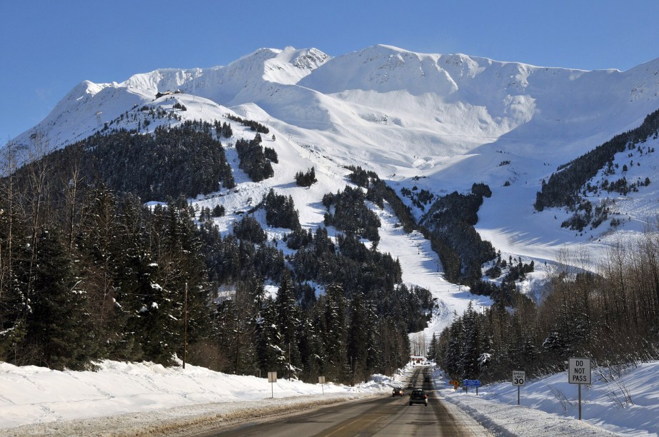 <strong>Girdwood, Alasca, Estados Unidos</strong><br />          Situada 64 km ao sul de Anchorage (e de seu aeroporto internacional), o humilde povoado de 2.000 habitantes tem como atividades principais ski e snowboard. O Alyeska Resort é a maior área de ski no Alasca com seis teleféricos, duas esteiras e um bonde com capacidade para 60 pessoas que sobe a íngrime face norte da montanha, com vista para o oceano. Como é de se esperar do Alasca, o local nunca lota, e a melhor época para ir é em março, quando os dias tem cerca de 12 horas de luz solar