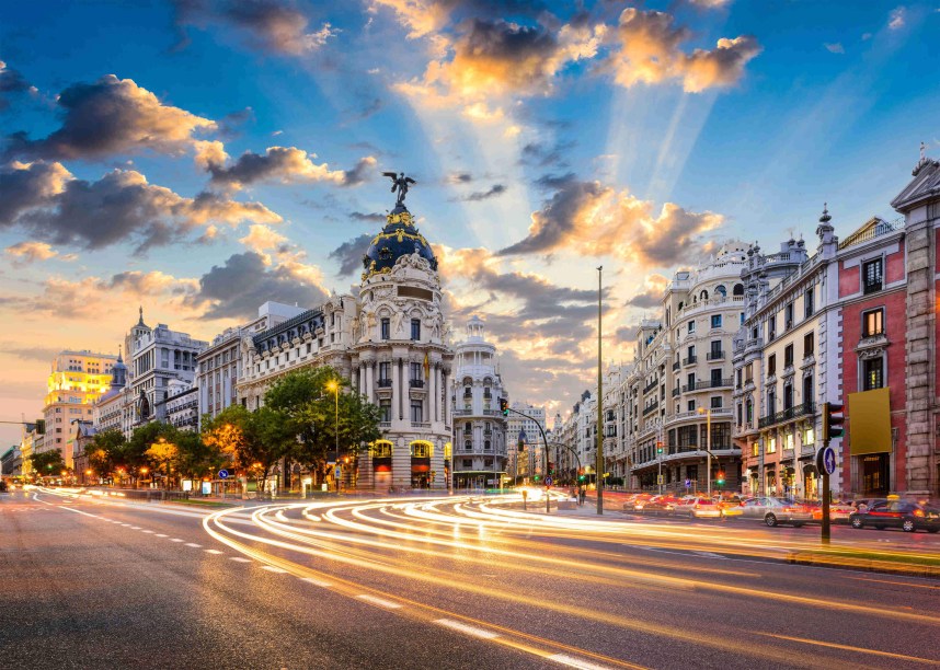 <strong>Gran Via, <a href="https://viajeaqui.abril.com.br/cidades/espanha-madri" rel="Madri" target="_blank">Madri</a></strong>        Esta <em>calle</em> é conhecida por sua forte vida cultural no centro velho da cidade, com vários cinemas, hotéis, restaurantes e, principalmente, teatros dedicados a musicais. Todo esse estilo rendeu à rua o apelido de <a href="https://viajeaqui.abril.com.br/estabelecimentos/estados-unidos-nova-york-atracao-broadway" rel="Broadway" target="_blank">Broadway</a> espanhola e a reputação de ser uma rua que nunca dorme